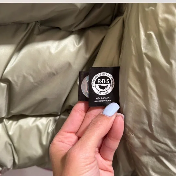 Aritiza super puff crop in BISCOTTI PINK - Picture 3 of 5